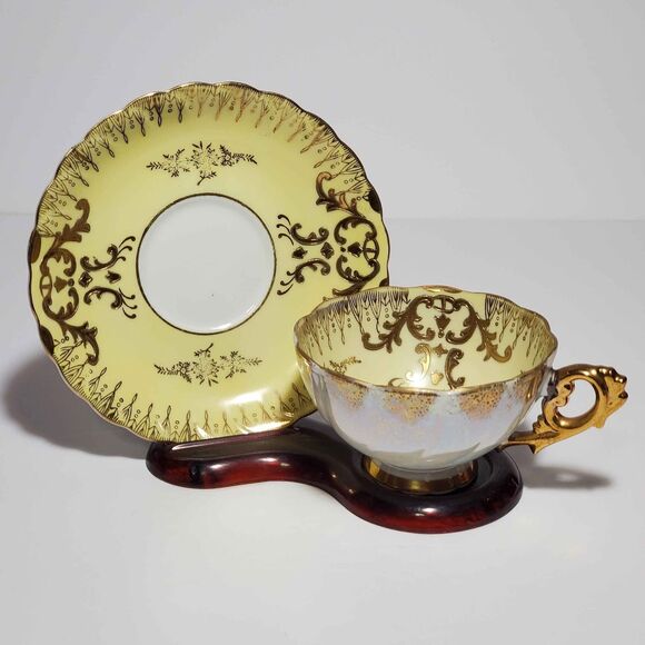 Vintage Teacup and Saucer Yellow Gold Vintage - Picture 1 of 10